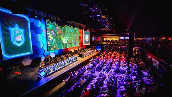 我们拭目以 我们拭目以