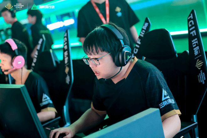 而努力奋斗 而努力奋斗